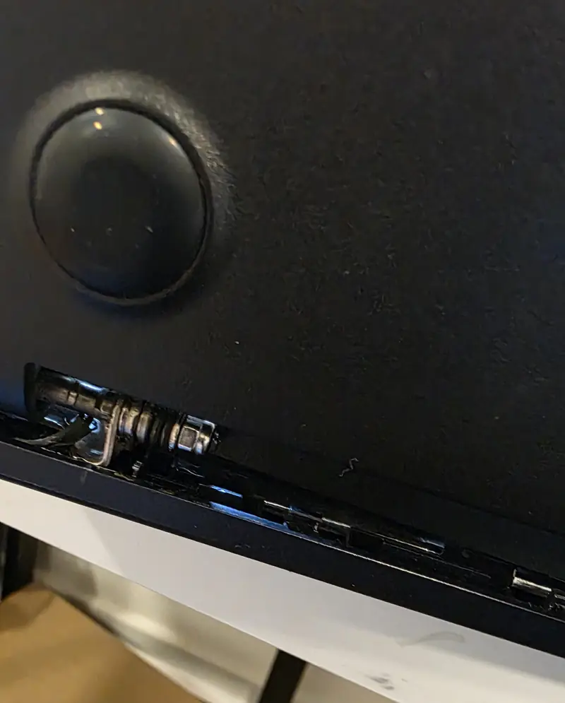 Parte de trás da tela do Asus Vivobook X513EA com a dobradiça aparente pela tampa aberta