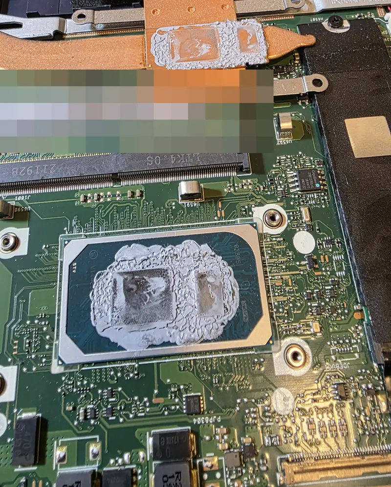 Processador do Asus Vivobook X513EA com a pasta térmica antiga, antes da limpeza