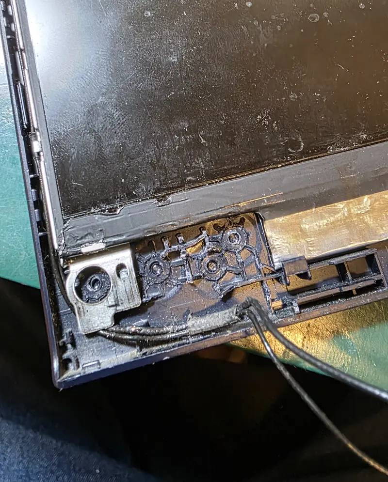 Resina aplicada na fixação da dobradiça na tampa da tela do Asus Vivobook X513EA