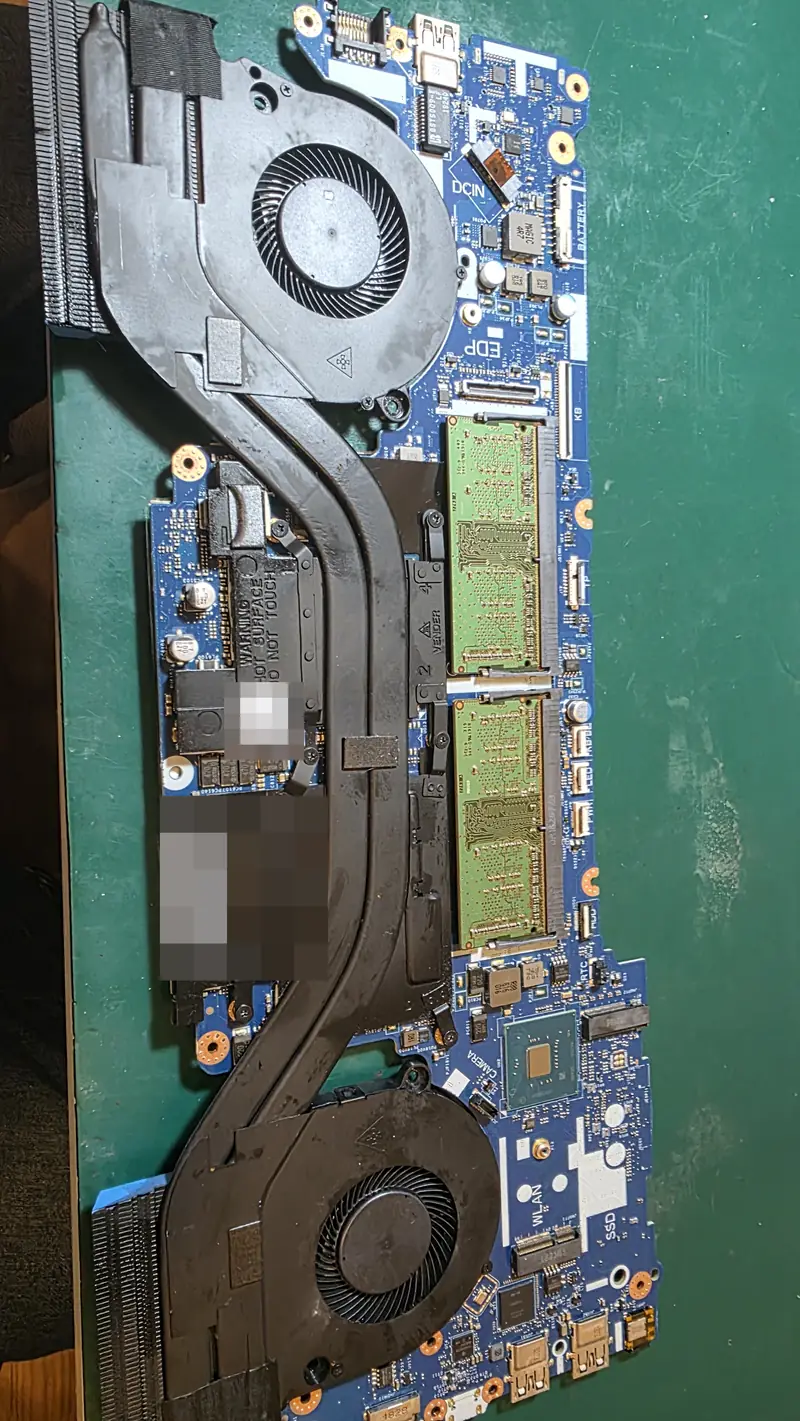 Placa-mãe do Dell G7 7588 com o conjunto de dissipação e as duas ventoinhas remontados depois da limpeza