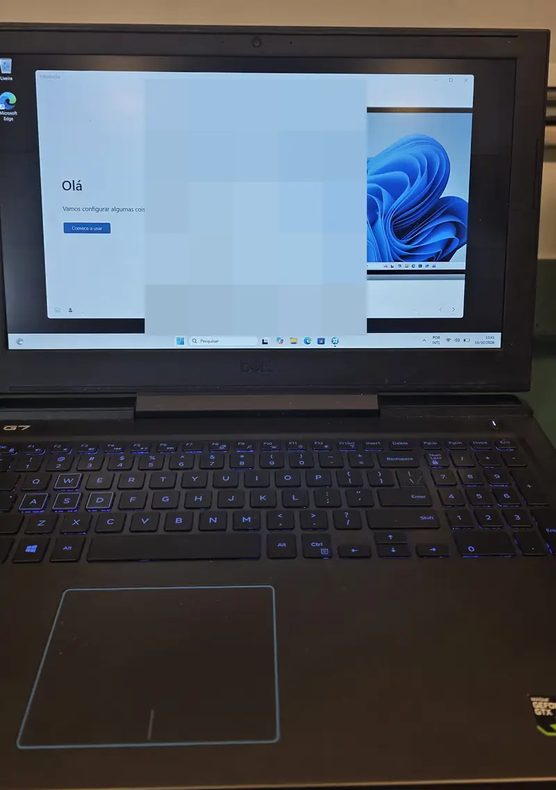 Dell G7 7588 montado e ligado depois da limpeza completa, com a área de trabalho do Windows na tela