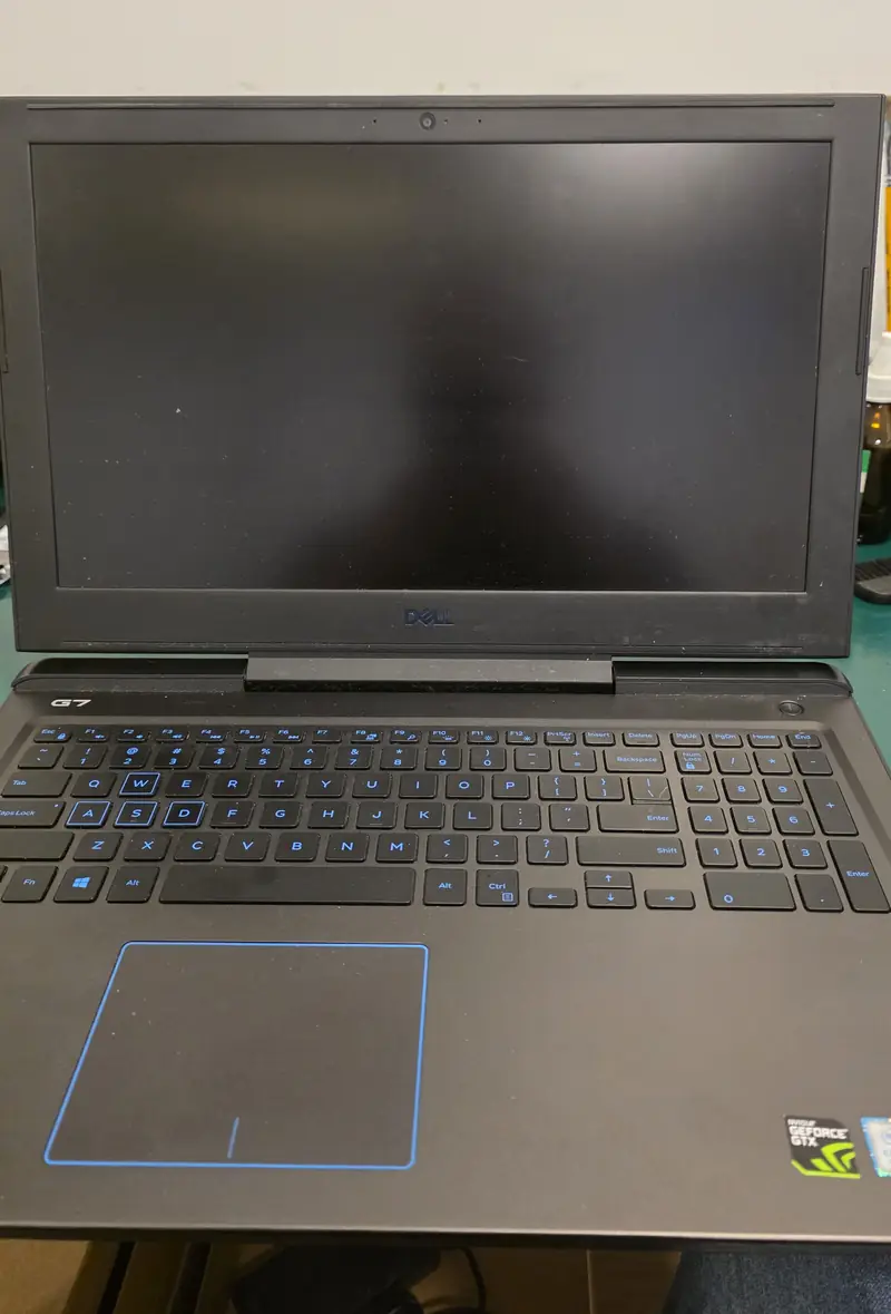 Notebook Dell G7 7588 aberto sobre a bancada da WorkNote antes da limpeza completa
