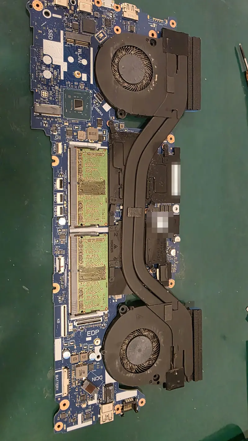 Placa-mãe do Dell G7 7588 fora da carcaça, com o conjunto de dissipação de heat pipes de cobre e as duas ventoinhas