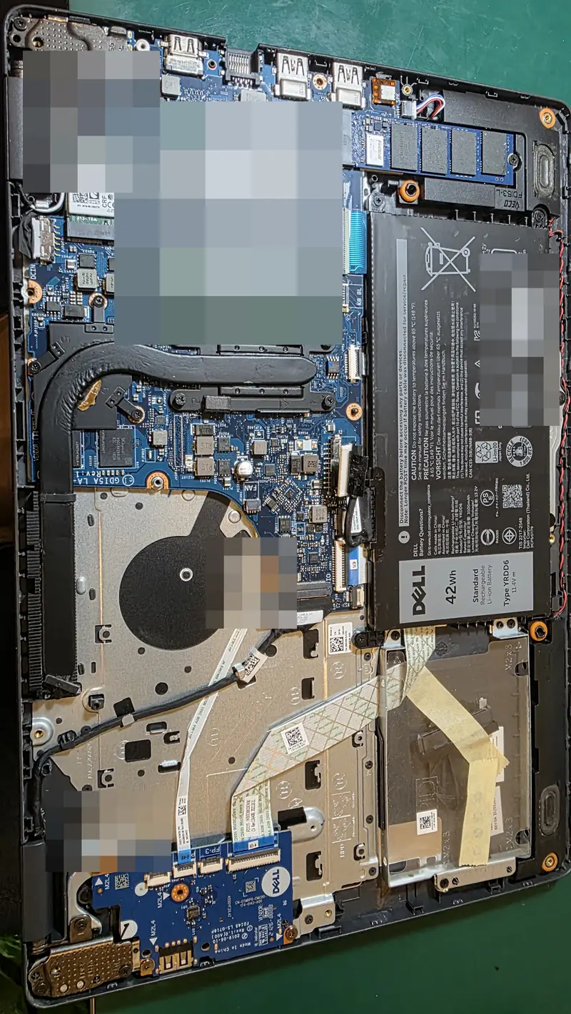 Dell Inspiron 3501 com a tampa inferior removida mostrando placa-mãe, bateria, memórias e cooler
