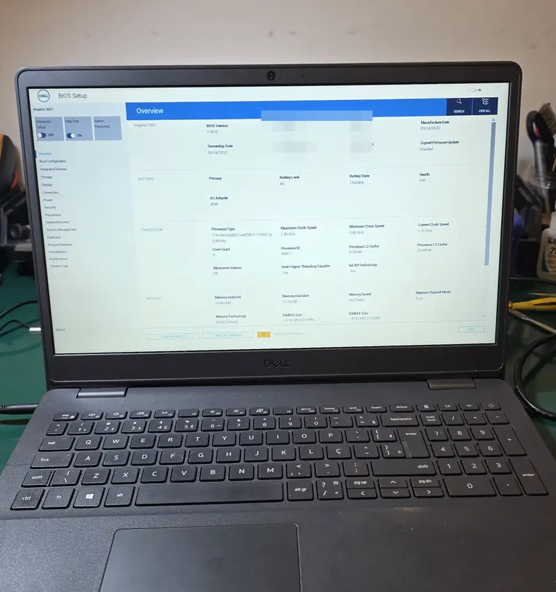 Dell Inspiron 3501 ligado na tela Overview da BIOS, com o adaptador de energia identificado como 45 W