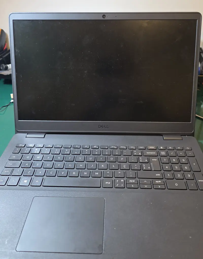 Dell Inspiron 3501 aberto sobre a bancada da WorkNote, como chegou para o diagnóstico