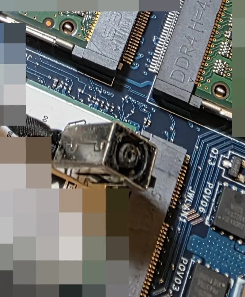 Detalhe do Dell Inspiron 3501 com o conector de carga (DC jack) e o cabo que leva a energia até a placa-mãe