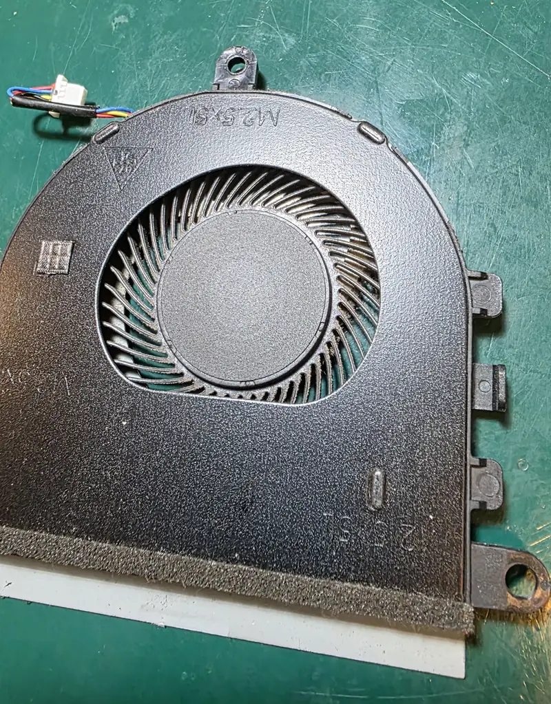 Cooler do Dell Inspiron 3501 limpo, com as pás e a espuma de vedação visíveis
