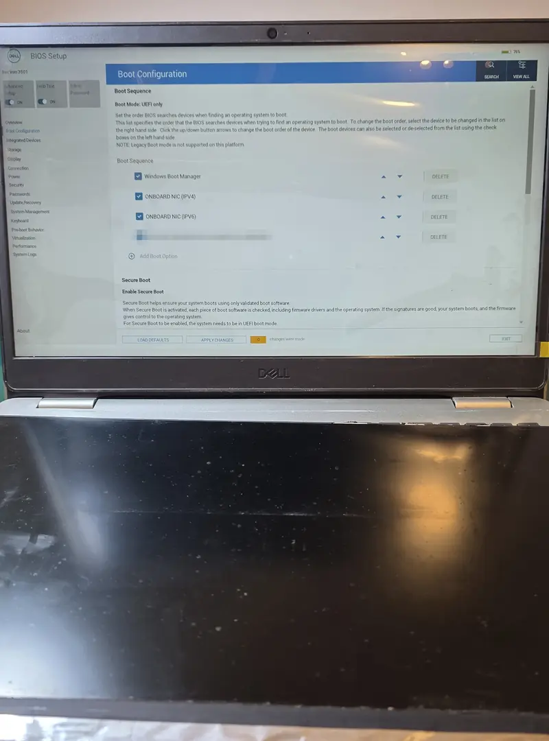 Dell Inspiron 3501 com a tela nova funcionando e o painel antigo, retirado, apoiado à frente