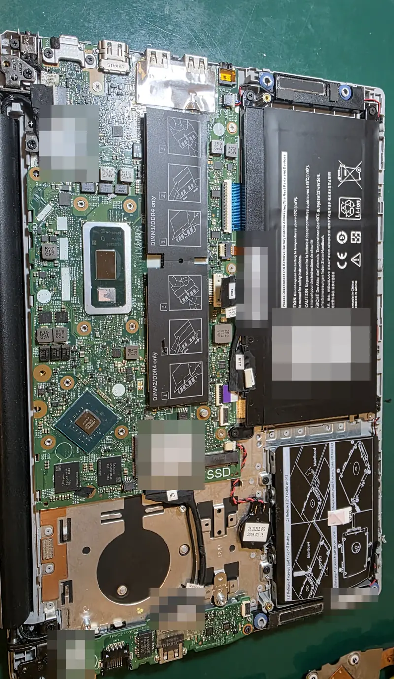 Dell Inspiron 5480 aberto com placa-mãe, bateria e o espaço do cooler à mostra durante a manutenção