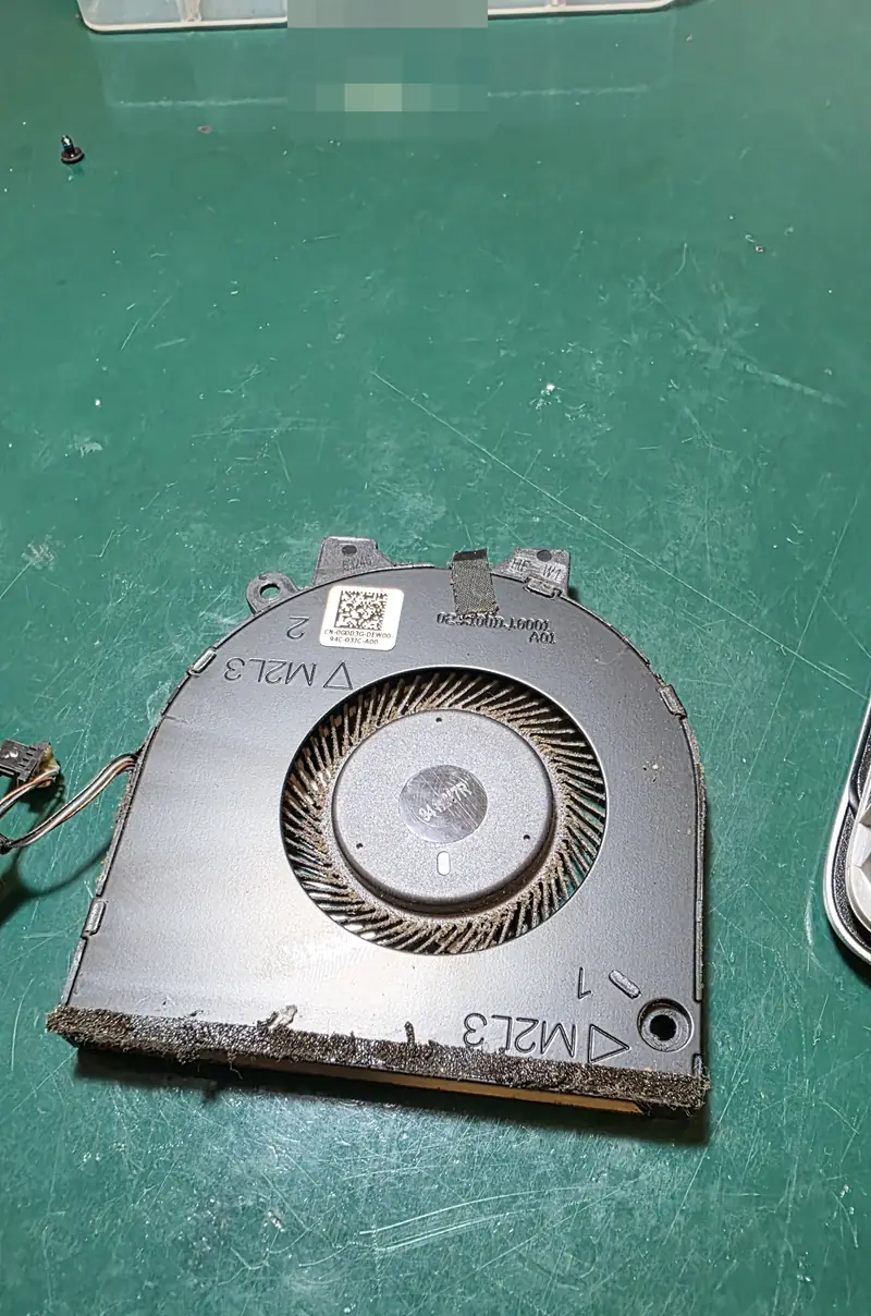 Cooler do Dell Inspiron 5480 fora do notebook com poeira acumulada na espuma de vedação
