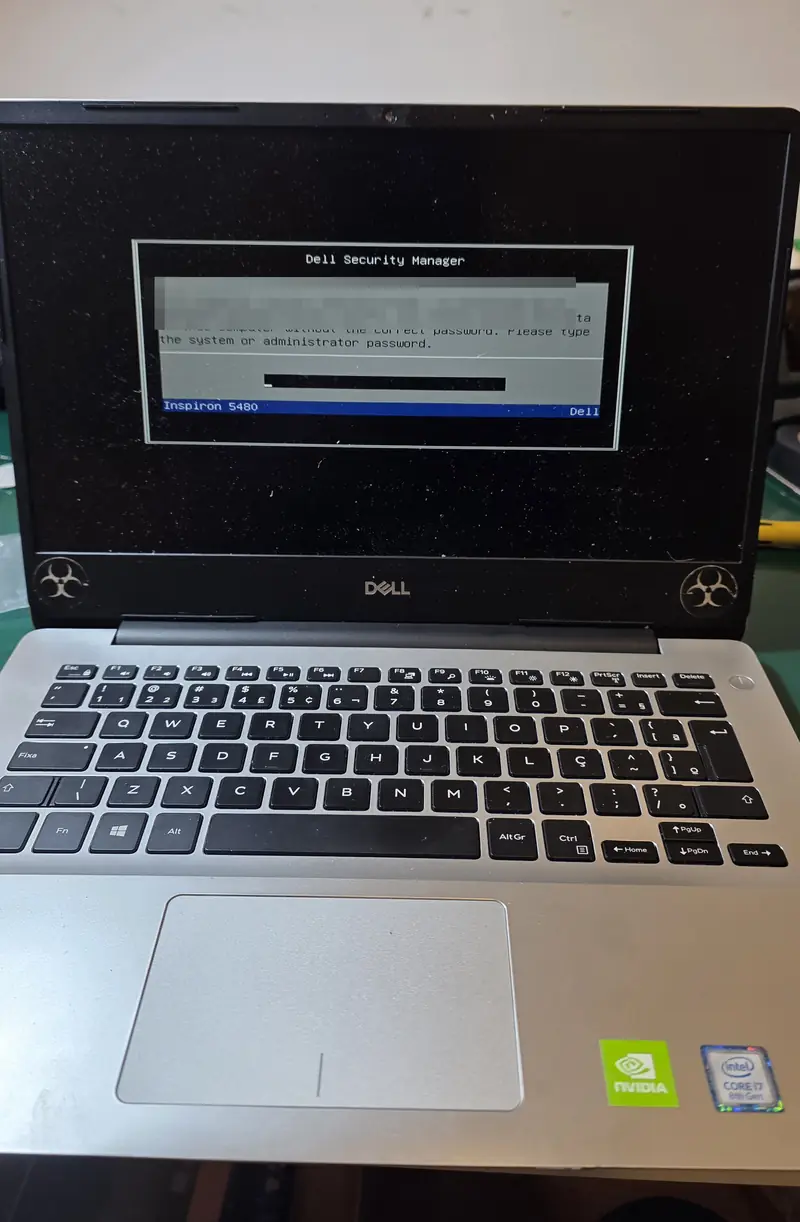 Dell Inspiron 5480 montado e ligado depois do reparo, na tela de senha do sistema
