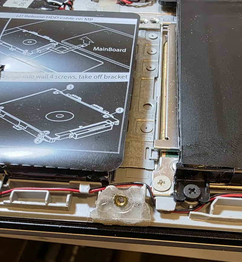 Rosca metálica fixada em resina transparente na borda da carcaça do Dell Inspiron 5480