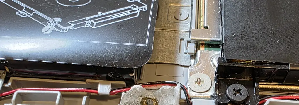 Rosca metálica fixada em resina transparente na borda da carcaça do Dell Inspiron 5480