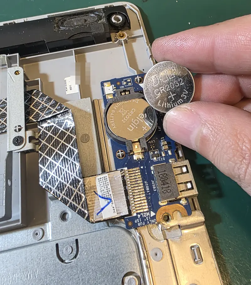 Bateria CMOS CR2032 nova ao lado do soquete na placa do Dell Inspiron 5770