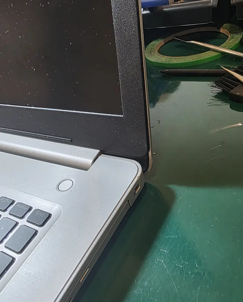 Dell Inspiron 5770 montado com a tampa e a base alinhadas na região da dobradiça após o reparo