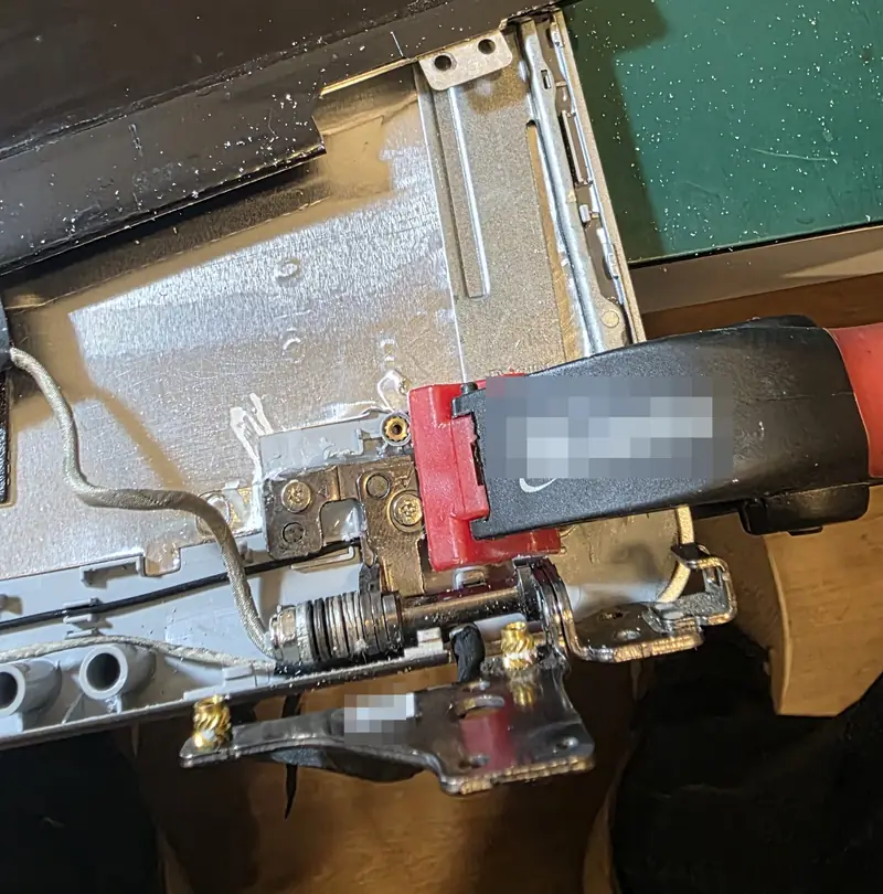 Reparo com resina na fixação da dobradiça do Dell Inspiron 5770, mantido sob pressão com grampo durante a cura