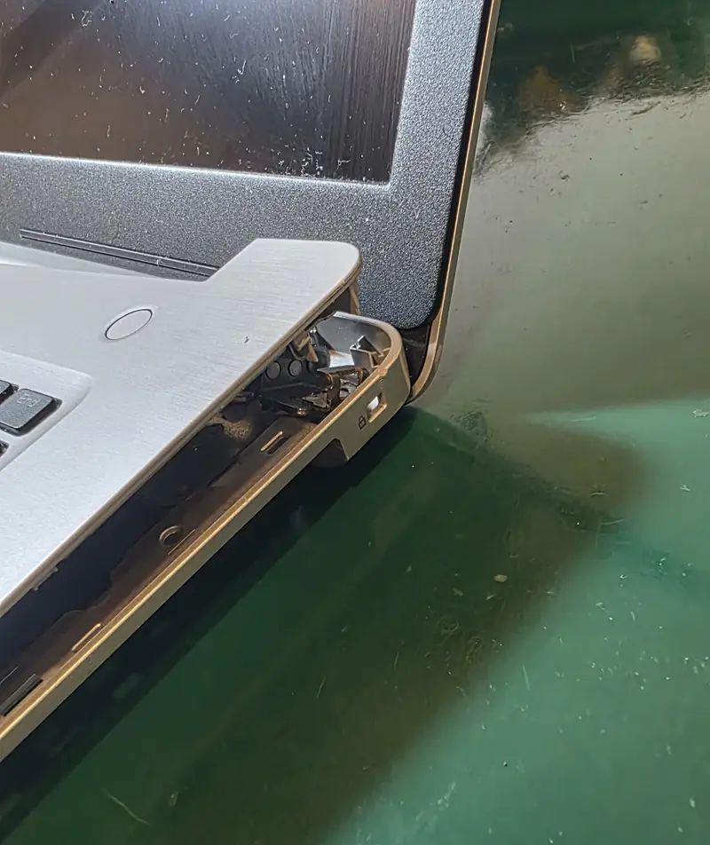 Canto do Dell Inspiron 5770 com a tampa da tela se separando da base na região da dobradiça
