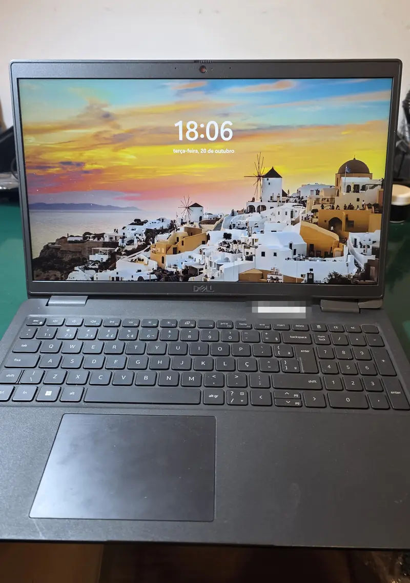 Dell Latitude 3520 ligado na tela de bloqueio do Windows, como chegou para a troca da tampa da tela