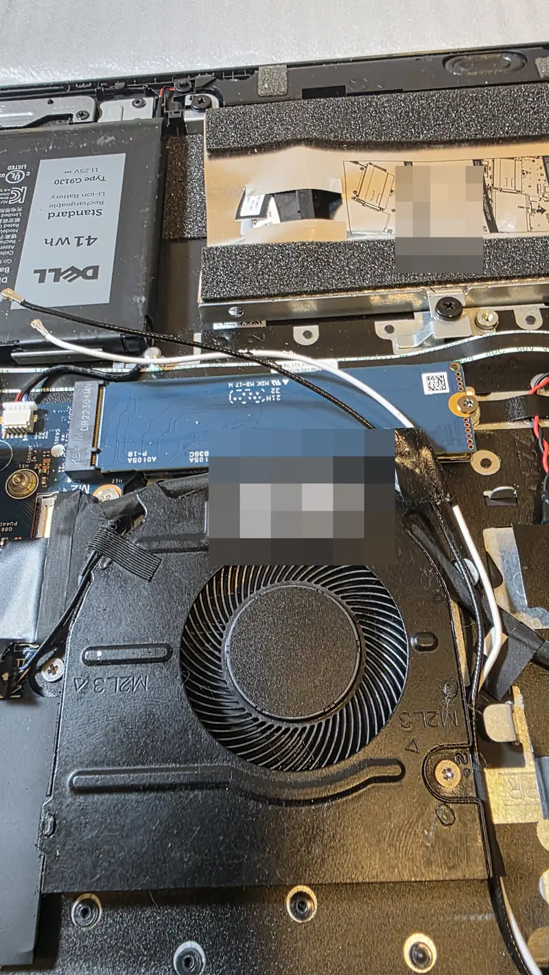 Cooler e interior do Dell Latitude 3520 durante a limpeza