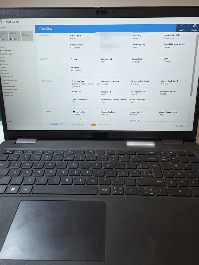 Dell Latitude 3520 com a tampa nova, ligado na tela da BIOS depois do serviço