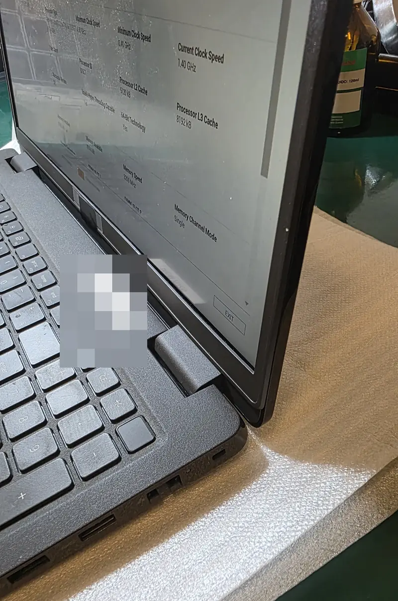 Lateral do Dell Latitude 3520 com a moldura nova encaixada junto à dobradiça