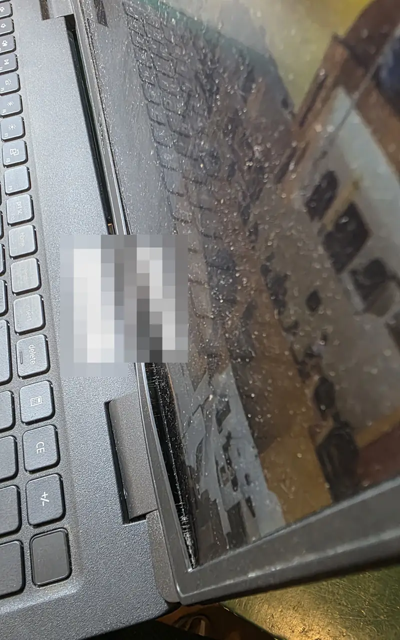 Moldura da tela do Dell Latitude 3520 soltando da tampa na lateral da dobradiça