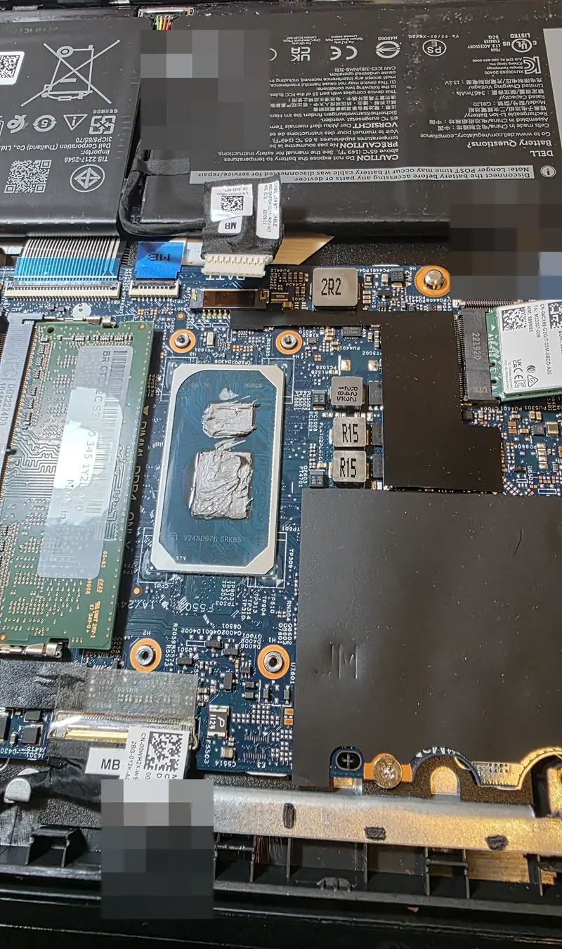 Processador do Dell Latitude 3520 com a pasta térmica antiga durante a limpeza