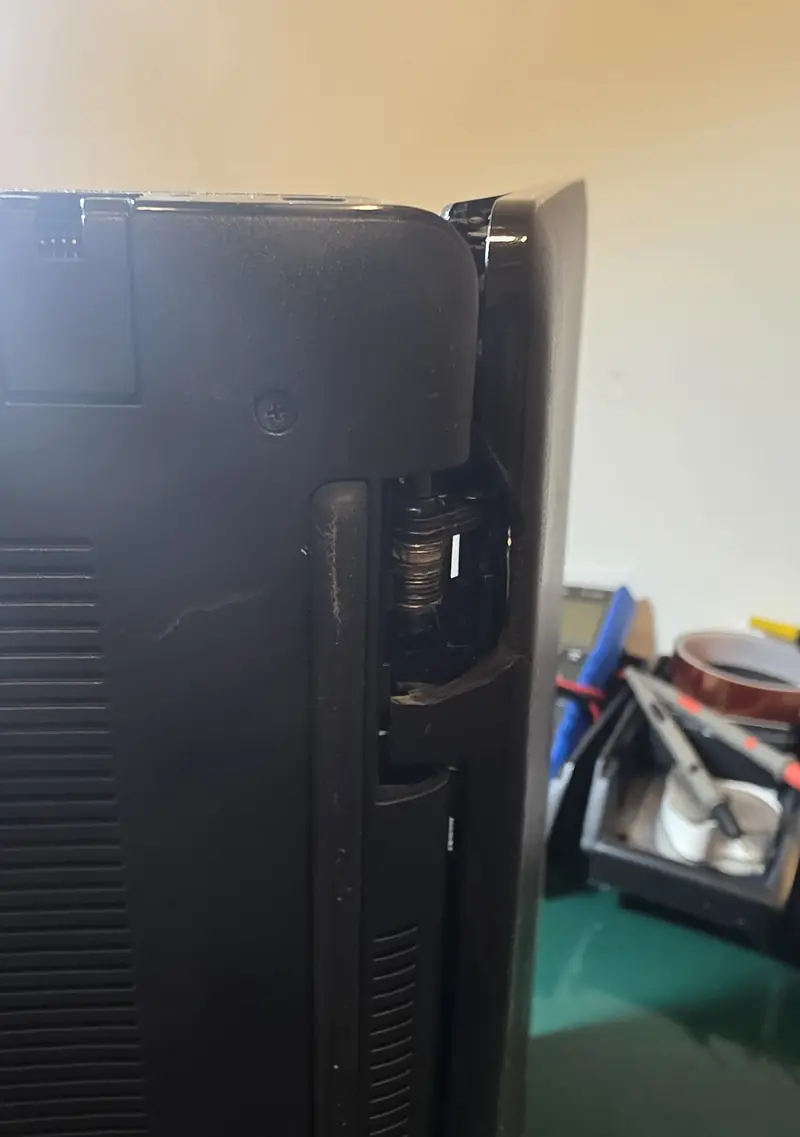 Lateral do Dell Latitude 3520 fechado com a tampa da tela abrindo junto à dobradiça