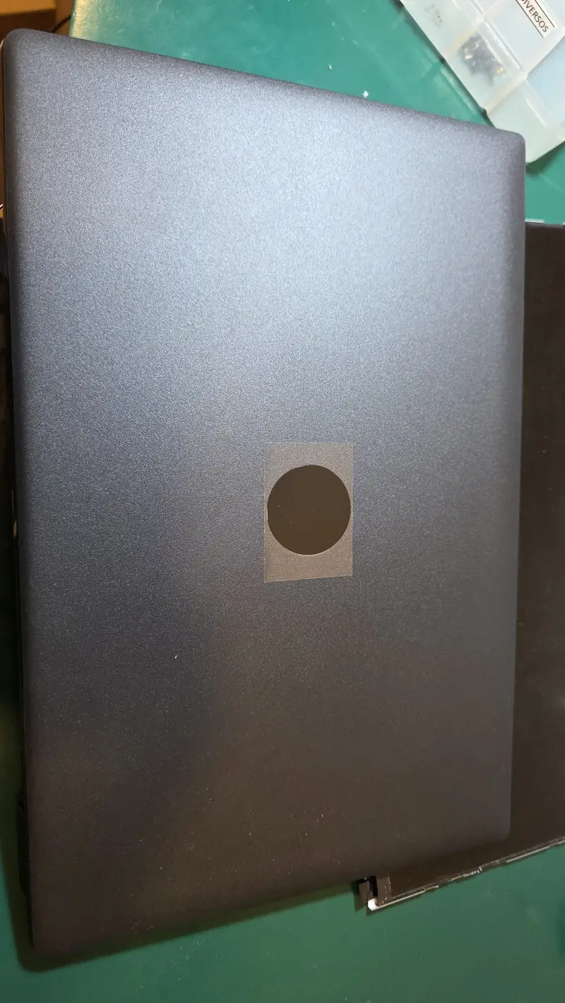 Tampa nova da tela do Dell Latitude 3520 sobre a bancada antes da instalação