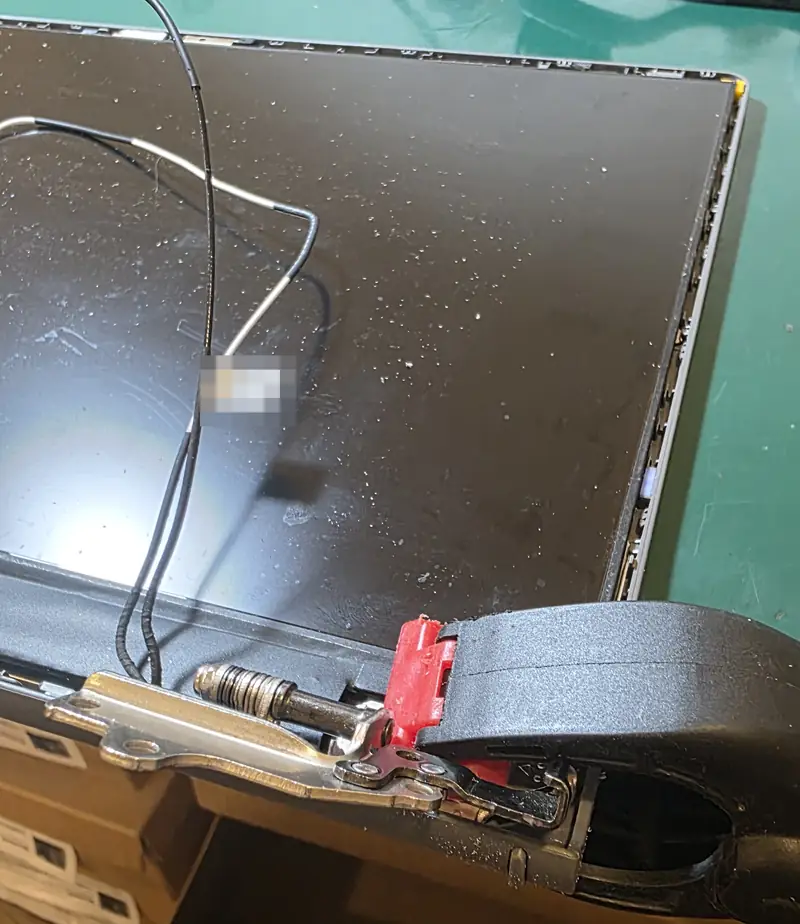 Dobradiça do Dell Vostro 3510 presa com grampo durante a secagem da resina