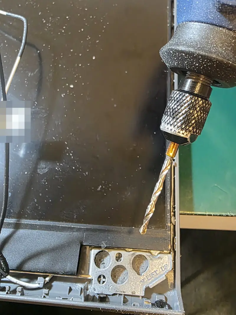 Micro-retífica ampliando os furos de fixação da dobradiça na tampa do Dell Vostro 3510