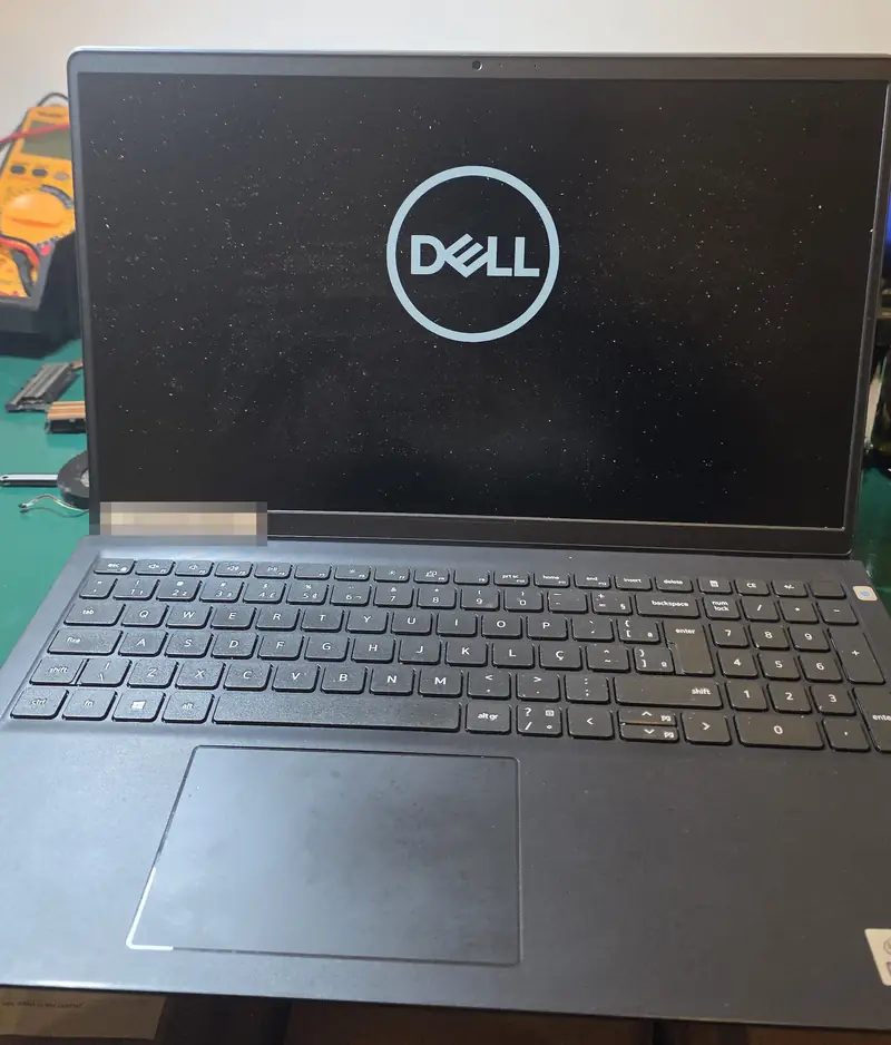 Dell Vostro 3510 montado e ligado após o reparo da tampa, exibindo o logotipo da Dell