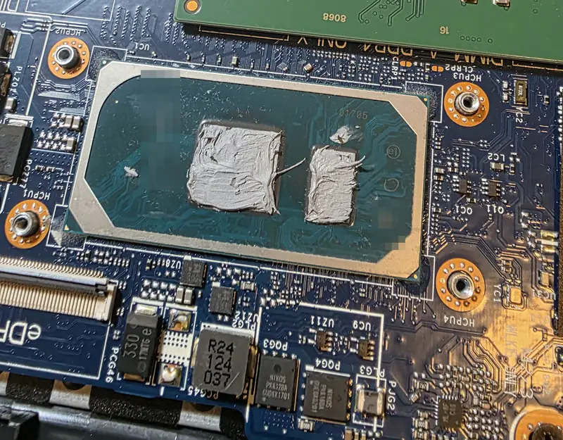 Processador do Dell Vostro 3510 com pasta térmica nova aplicada após a limpeza
