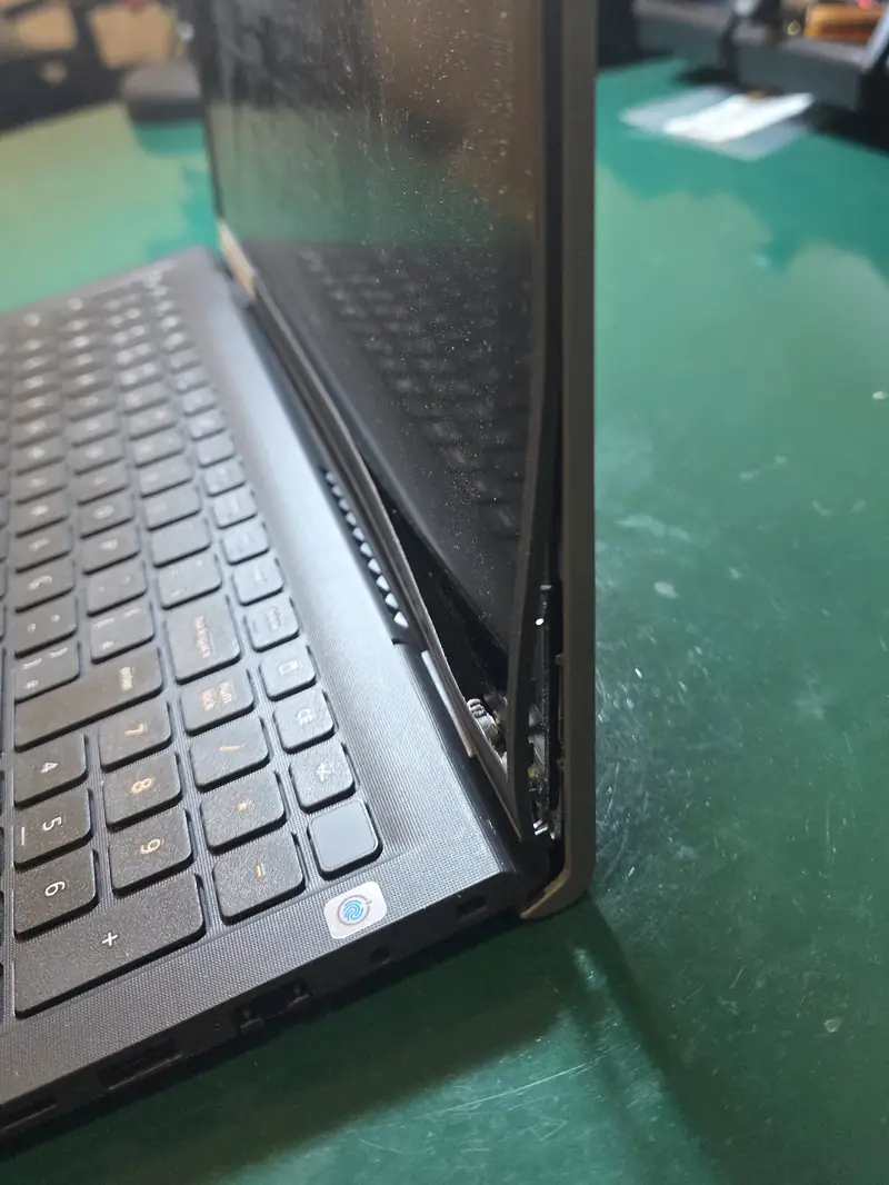 Dell Vostro 3510 com a tampa da tela se separando da moldura na região da dobradiça