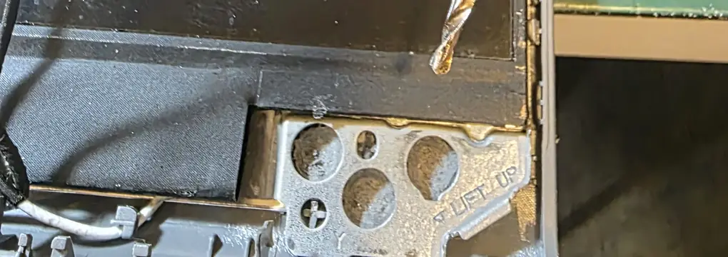 Micro-retífica ampliando os furos de fixação da dobradiça na tampa do Dell Vostro 3510