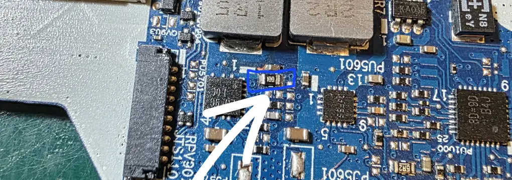 Detalhe da placa-mãe do Lenovo IdeaPad 3 com seta indicando o resistor alterado na região da linha de 5 V always