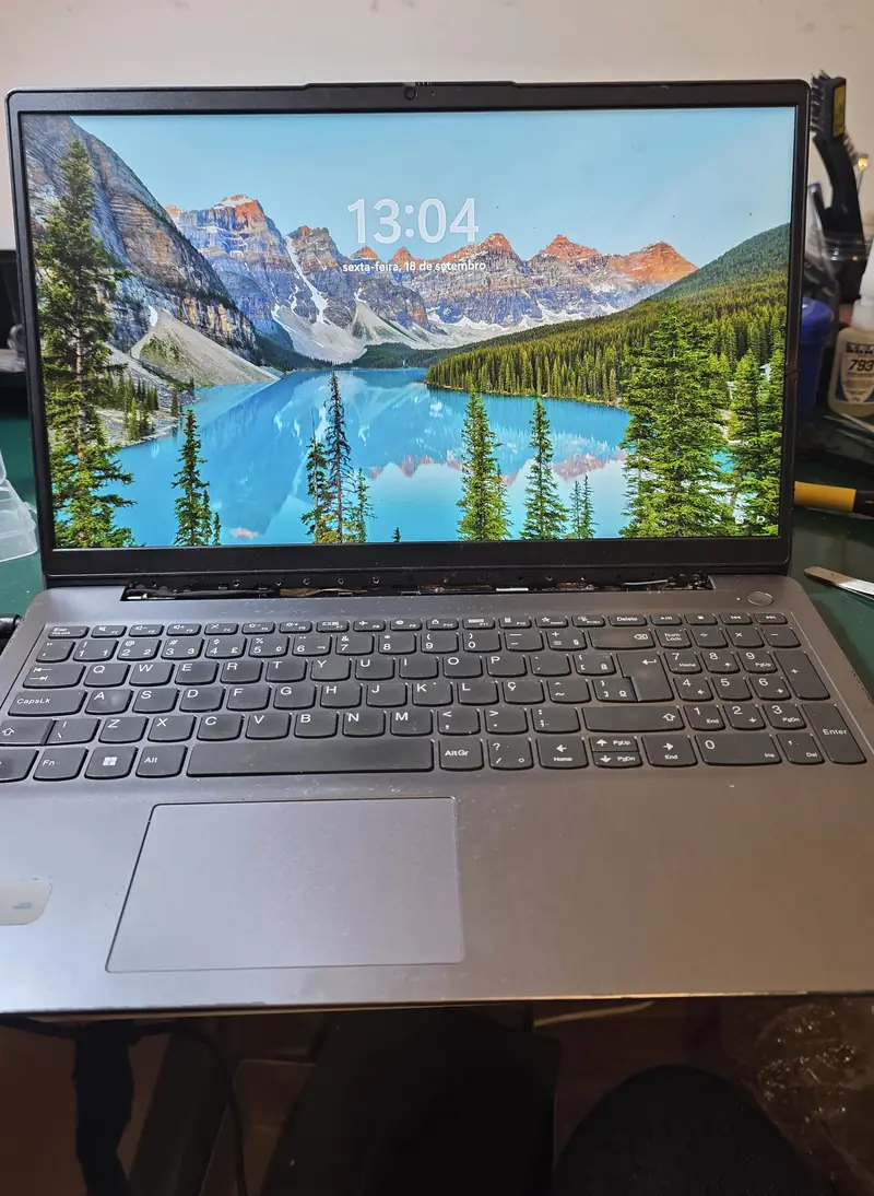 Lenovo IdeaPad 3 montado e ligado na tela de bloqueio do Windows depois do reparo da placa