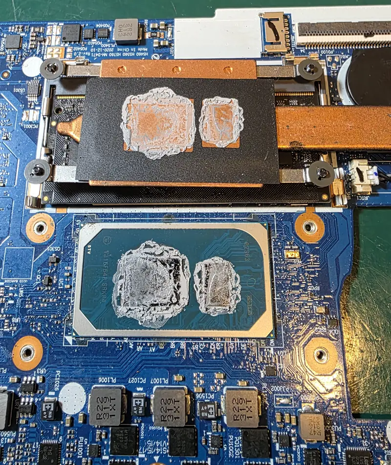 Processador e dissipador do Lenovo IdeaPad 3 com a pasta térmica antiga ressecada