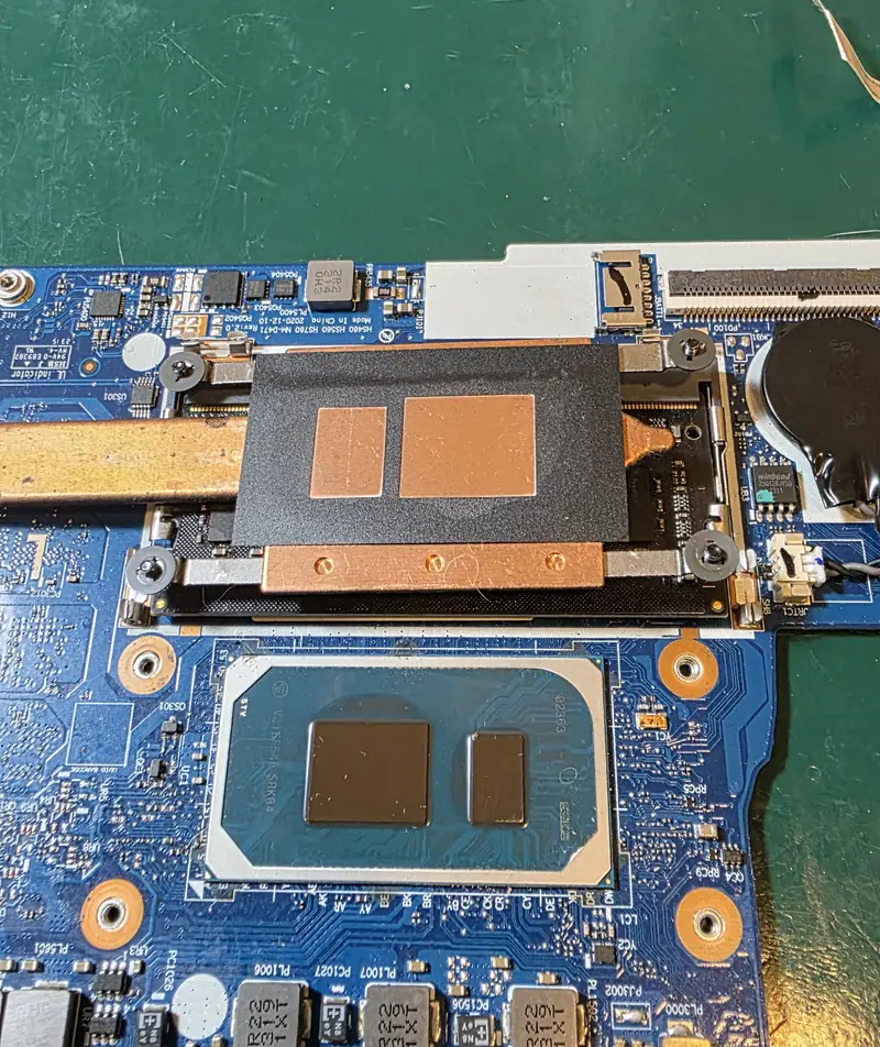 Processador e dissipador do Lenovo IdeaPad 3 limpos, sem pasta térmica