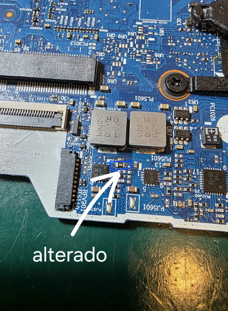 Detalhe da placa-mãe do Lenovo IdeaPad 3 com seta indicando o resistor alterado na região da linha de 5 V always