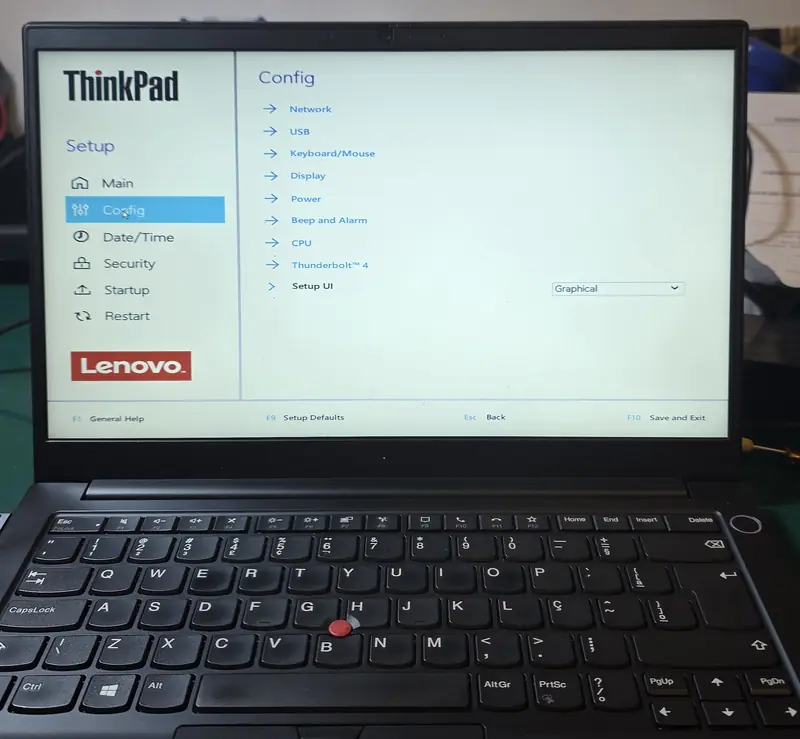 Lenovo ThinkPad E14 Gen 2 ligado após o reparo da placa, exibindo o setup do BIOS