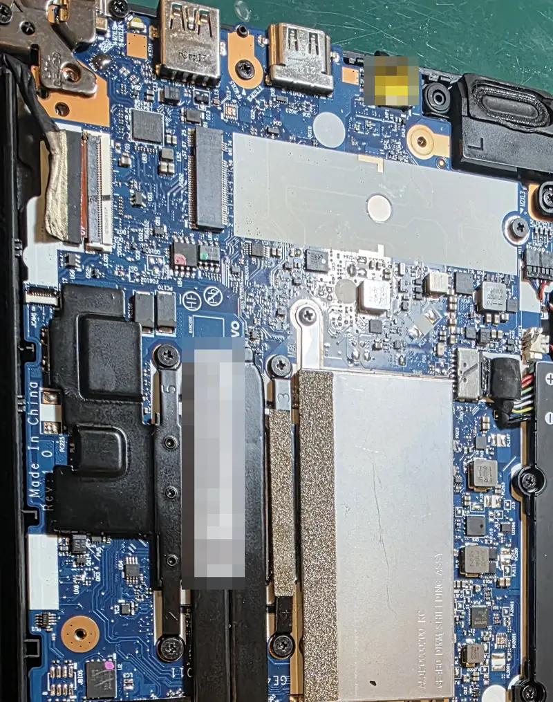 Interior do Lenovo ThinkPad E14 Gen 2 mostrando a placa-mãe e as portas USB-C, por onde o notebook é alimentado