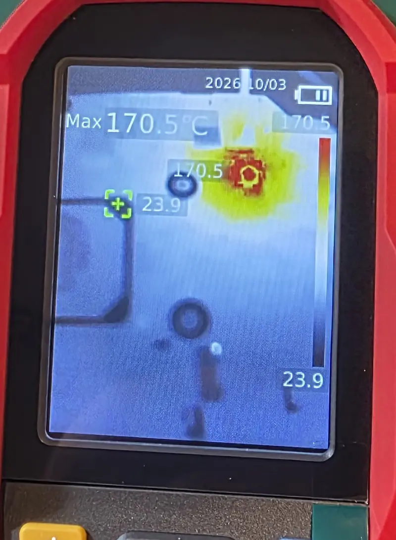 Câmera térmica apontada para a placa do Lenovo V15 G2 mostrando um ponto quente de 170,5 °C no componente em curto na linha de 5 V