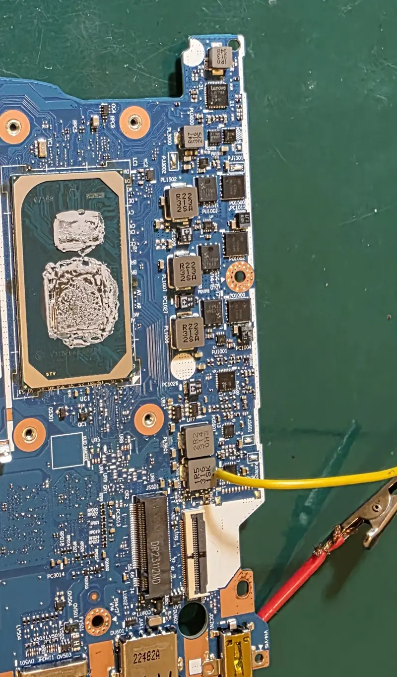 Placa-mãe do Lenovo V15 G2 fora do notebook com fio soldado e garras de alimentação para localizar o curto na linha de 5 V