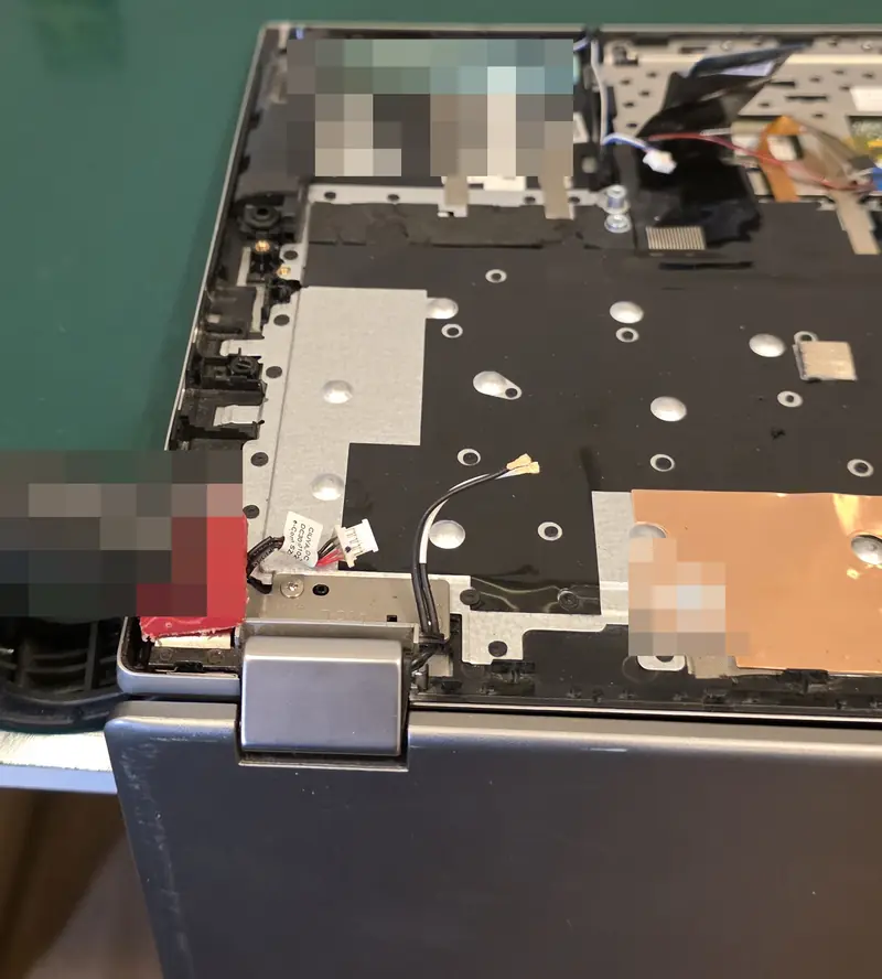 Lenovo Yoga 520 com o palm rest aberto e um grampo na região da dobradiça esquerda, segurando a carcaça durante o reparo com resina