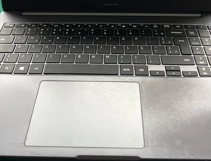 Samsung NP550XDA montado e ligado com o teclado novo instalado
